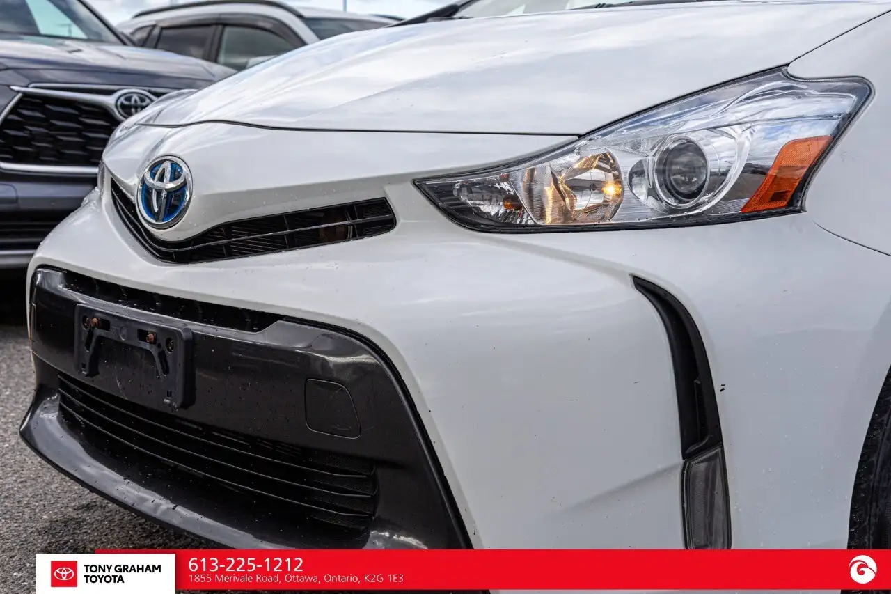 Toyota Prius v снимка Toyota Prius v