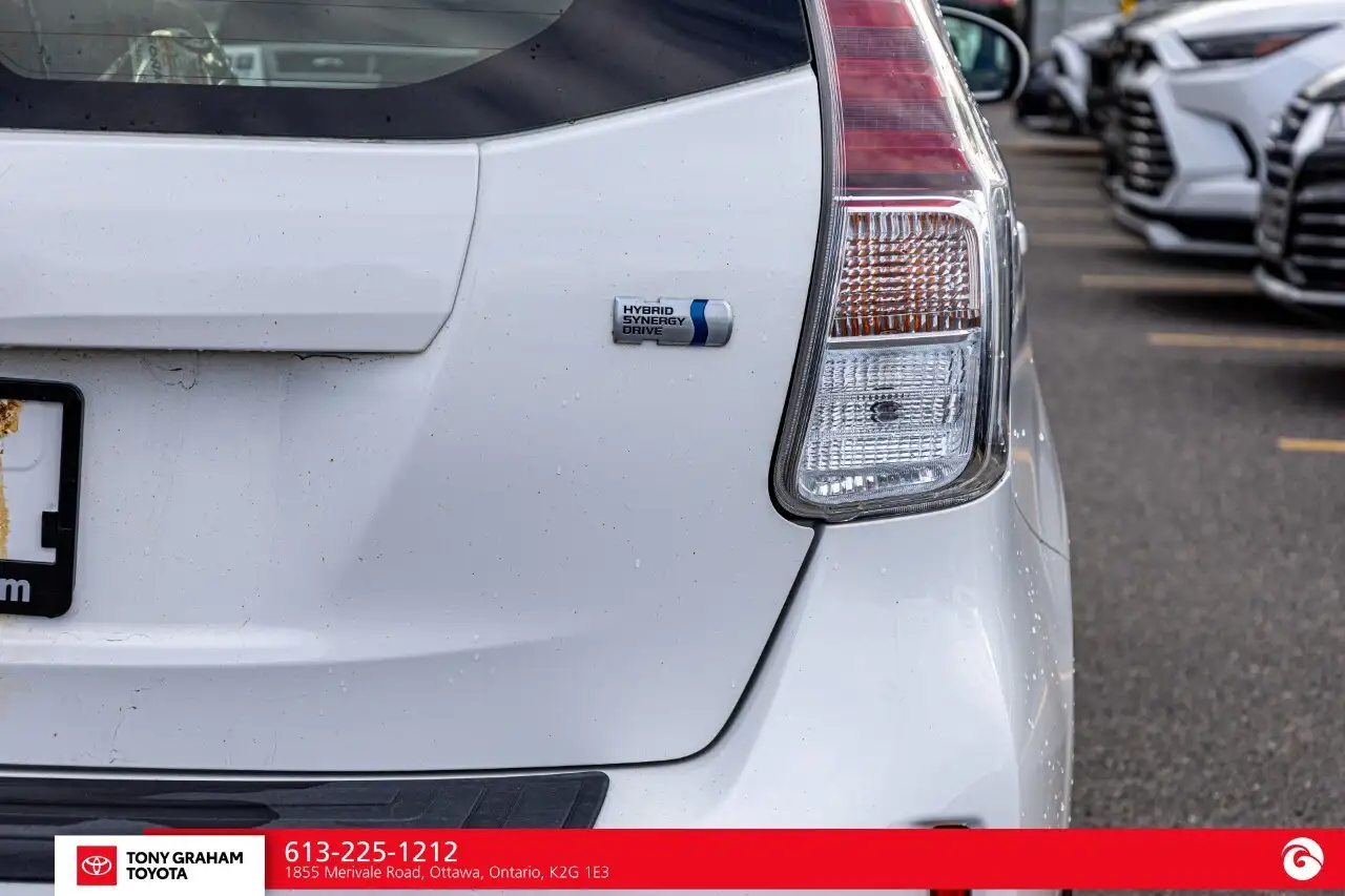 Toyota Prius v снимка Toyota Prius v