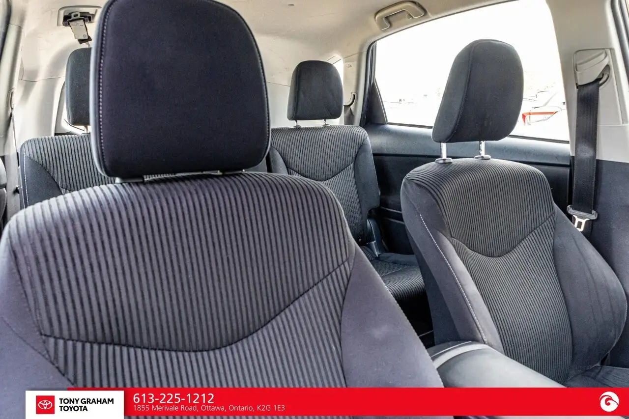Toyota Prius v снимка Toyota Prius v