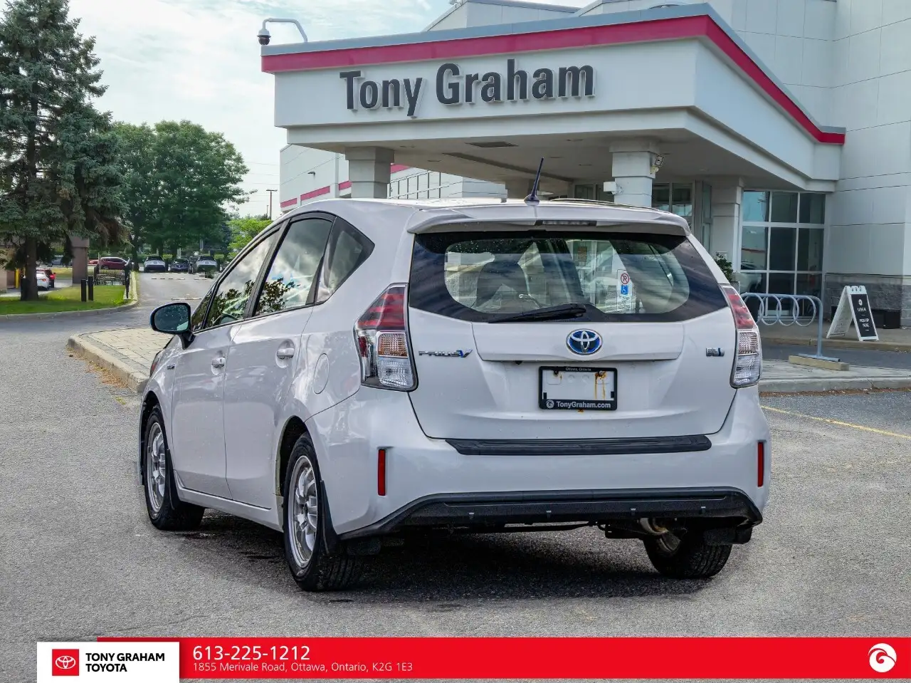 Toyota Prius v снимка Toyota Prius v