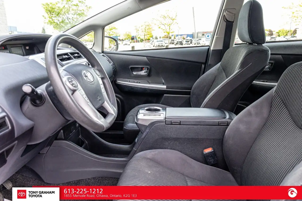 Toyota Prius v снимка Toyota Prius v
