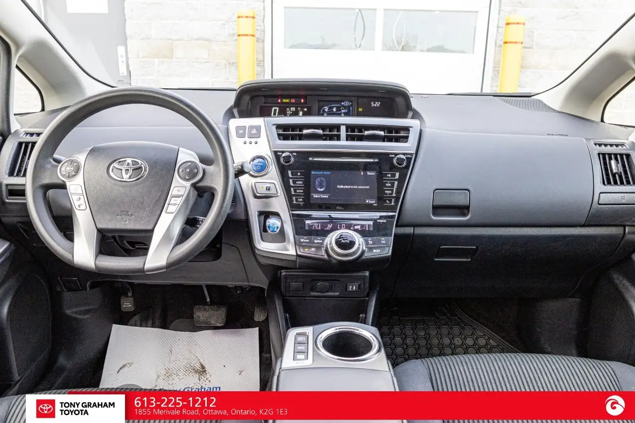 Toyota Prius v снимка Toyota Prius v
