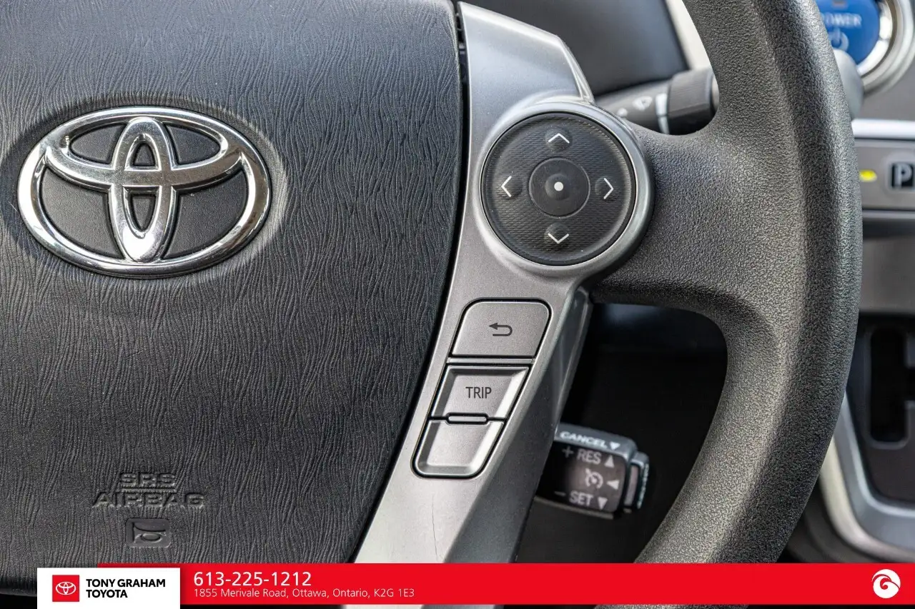 Toyota Prius v снимка Toyota Prius v