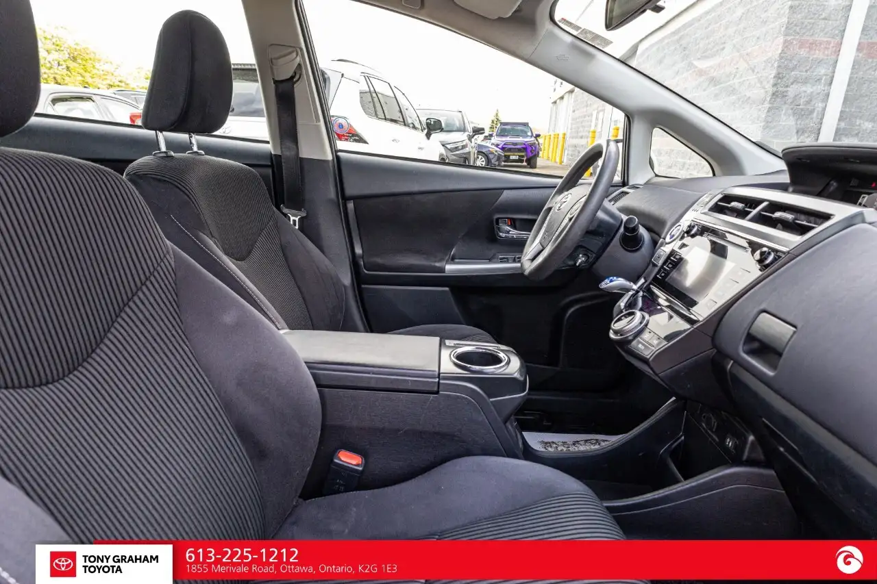 Toyota Prius v снимка Toyota Prius v