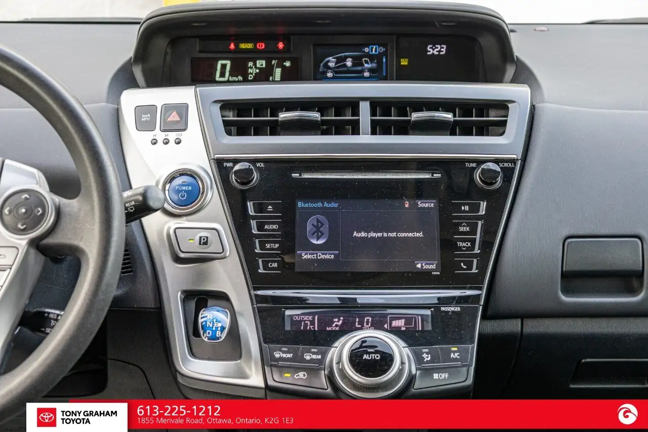 Toyota Prius v снимка Toyota Prius v