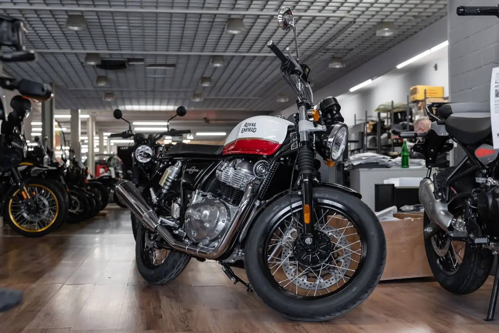 Royal Enfield Interceptor INT 650 EFI Twin, sofort lieferbar Bílá - 2