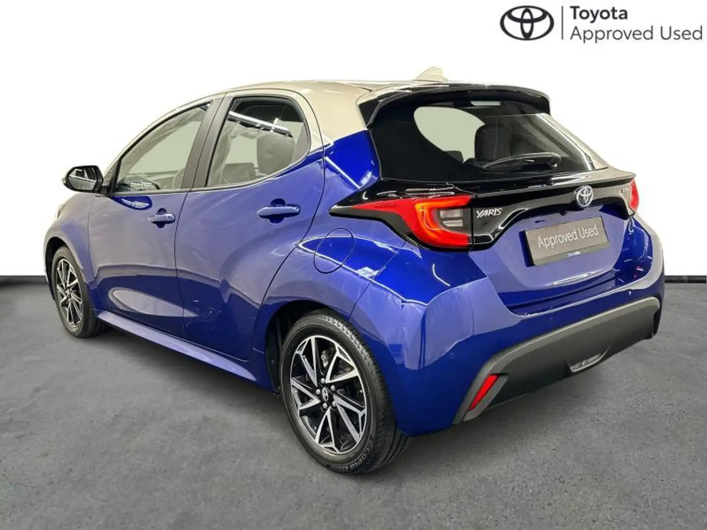 Toyota Yaris Iconic + High tech pack + Navi Blauw - 2