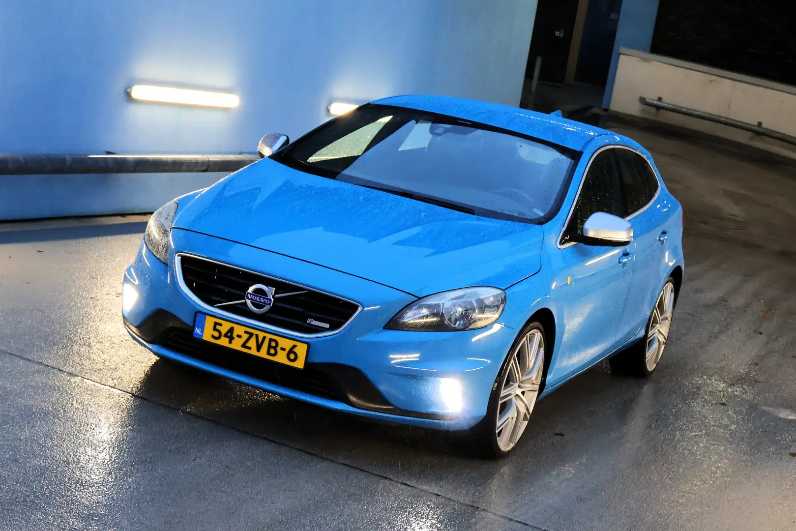 Volvo V40 T3 R-Design // REBEL BLUE // 20" POLESTAR VELGEN Blauw - 1