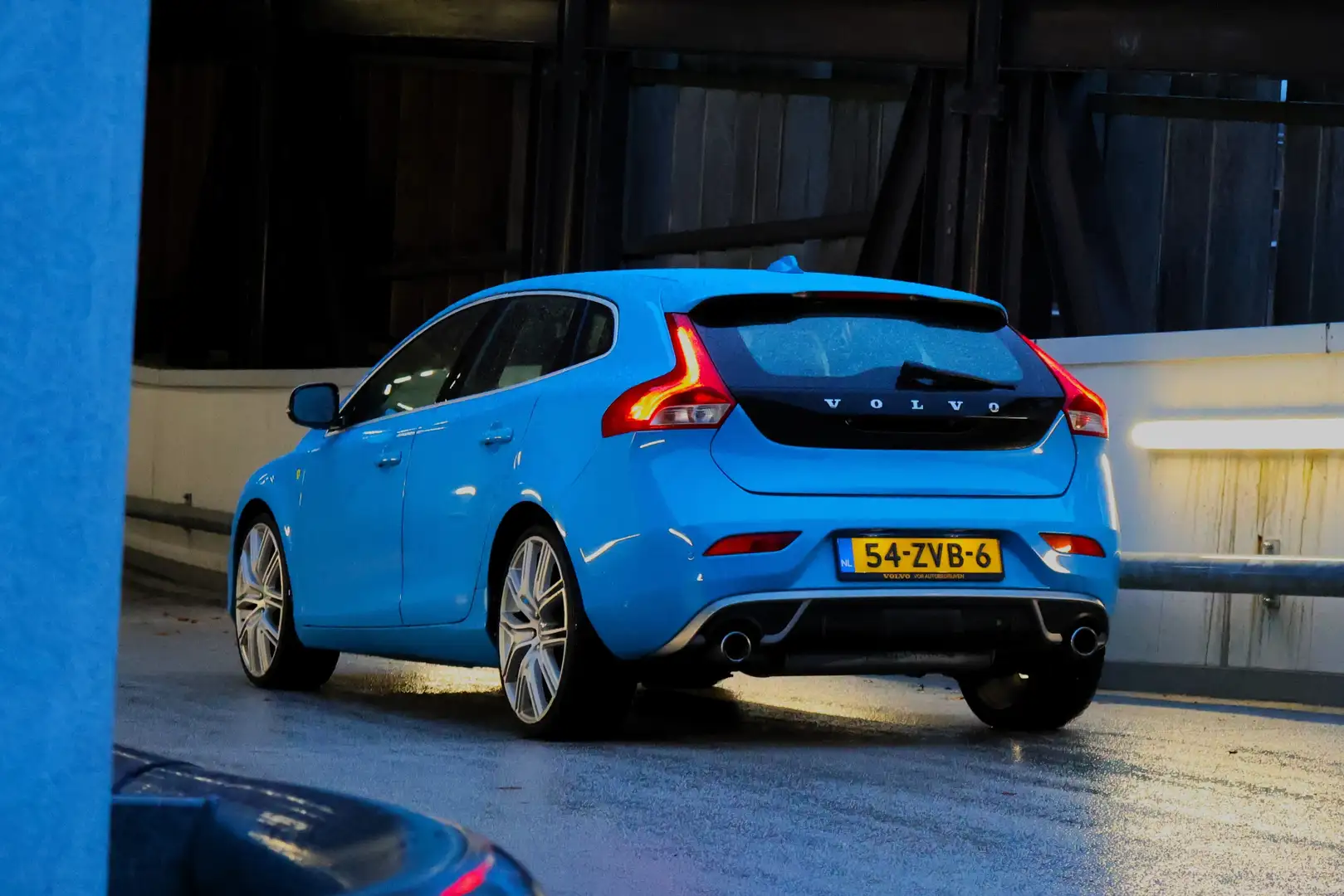 Volvo V40 T3 R-Design // REBEL BLUE // 20" POLESTAR VELGEN Blauw - 2