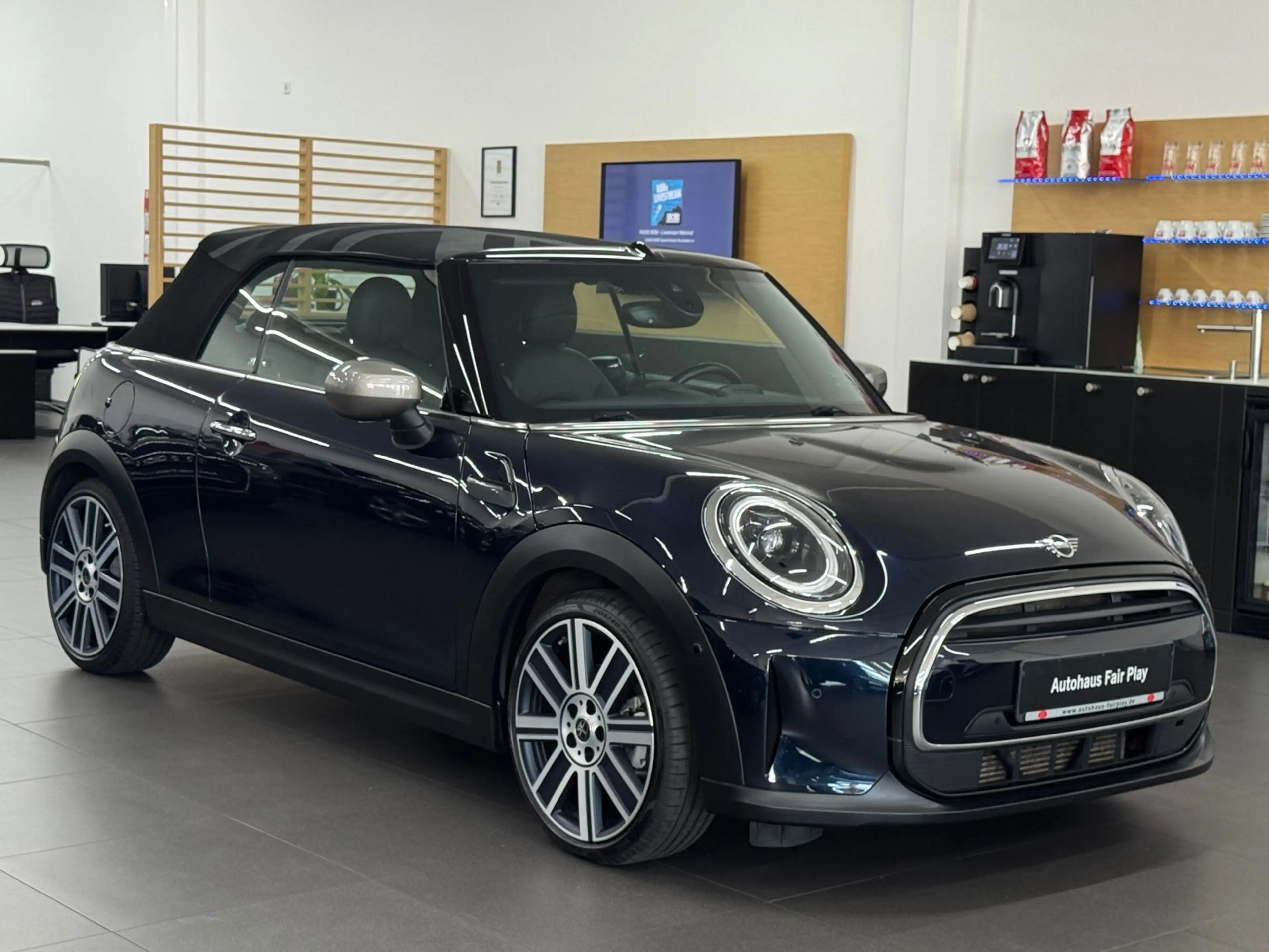 MINI Cooper Cabrio " Yours "Aut LED/NAV/CARPLAY/U-FREI — photo 4