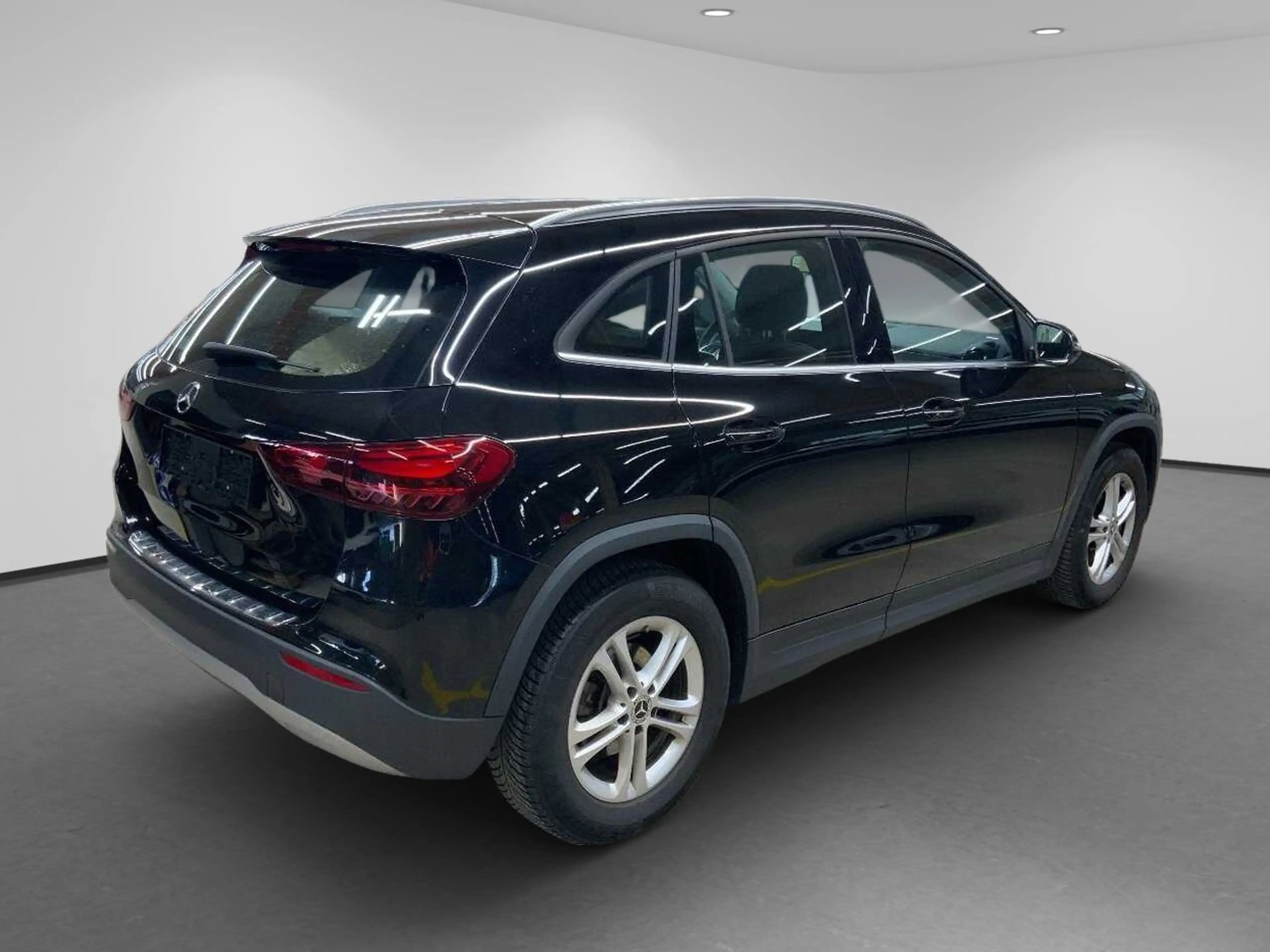 Mercedes-Benz GLA 180 Key LED Lane Navi RKam AUT Facelift SHZ — photo 7