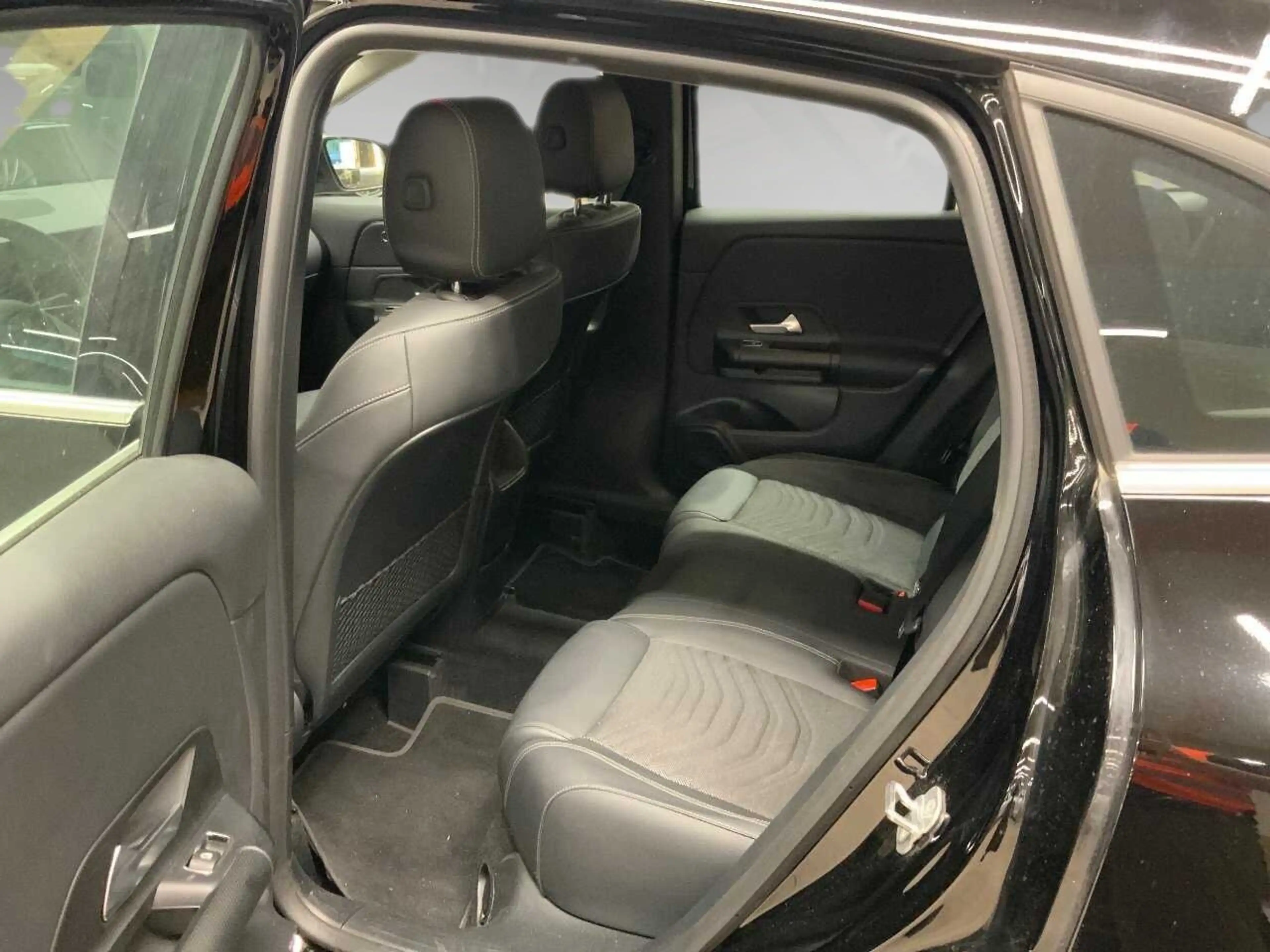 Mercedes-Benz GLA 180 Key LED Lane Navi RKam AUT Facelift SHZ — photo 11