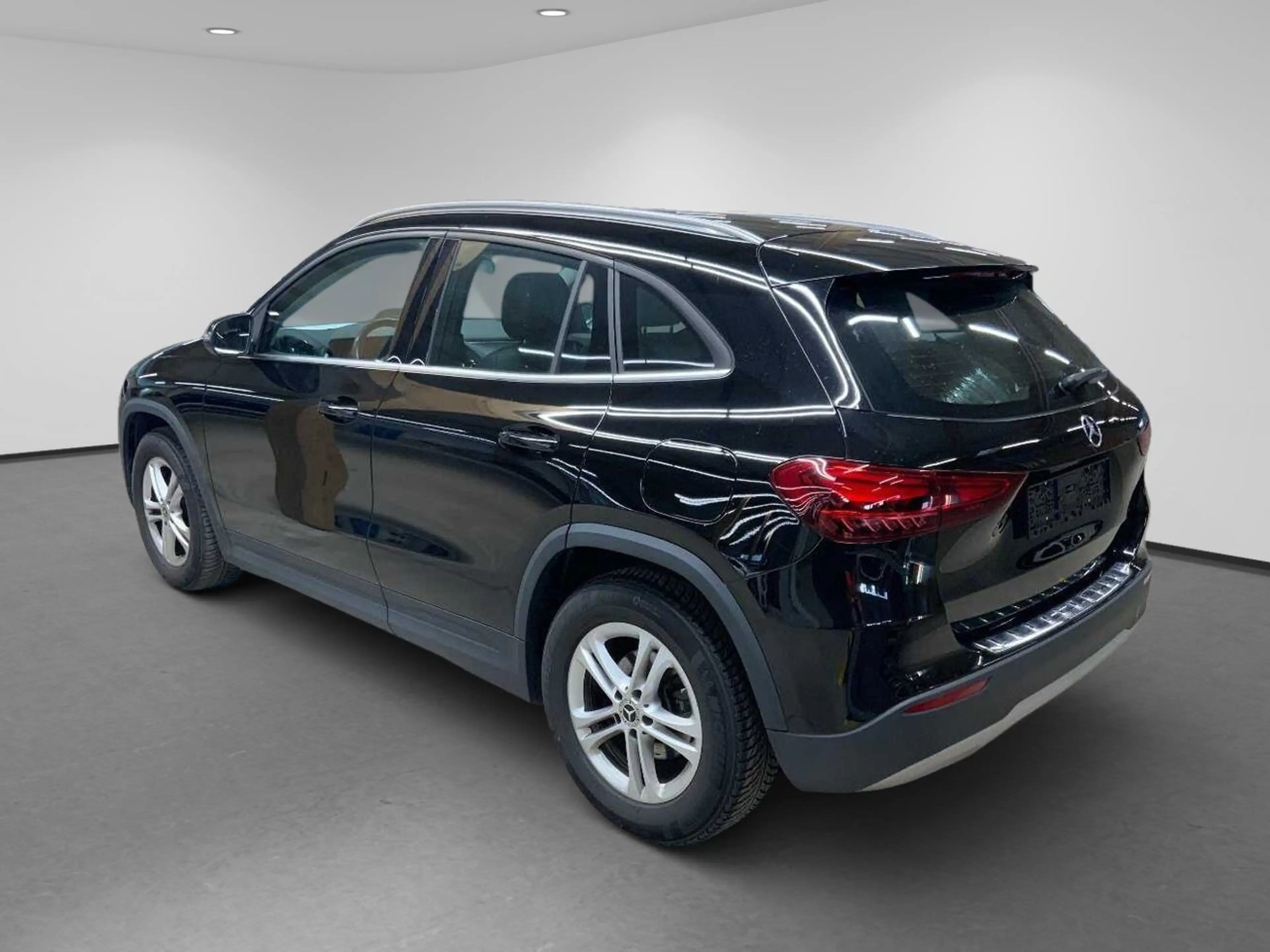 Mercedes-Benz GLA 180 Key LED Lane Navi RKam AUT Facelift SHZ — photo 2