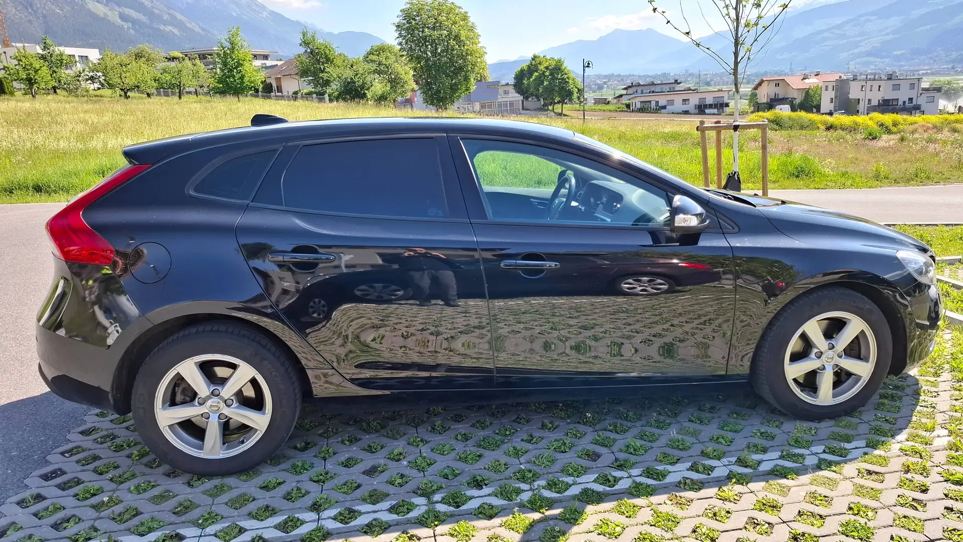 Volvo V40 V40 D2 Kinetic Geartronic Kinetic Schwarz - 2