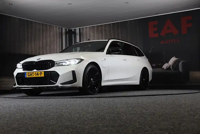 BMW 3 Series view 4