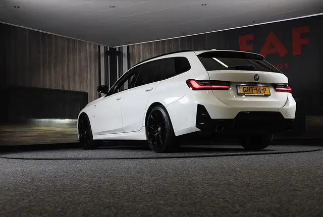 BMW 3 Series view 3