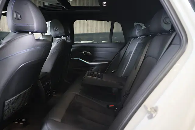 BMW 3 Series view 29