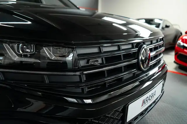 Volkswagen Touareg view 5