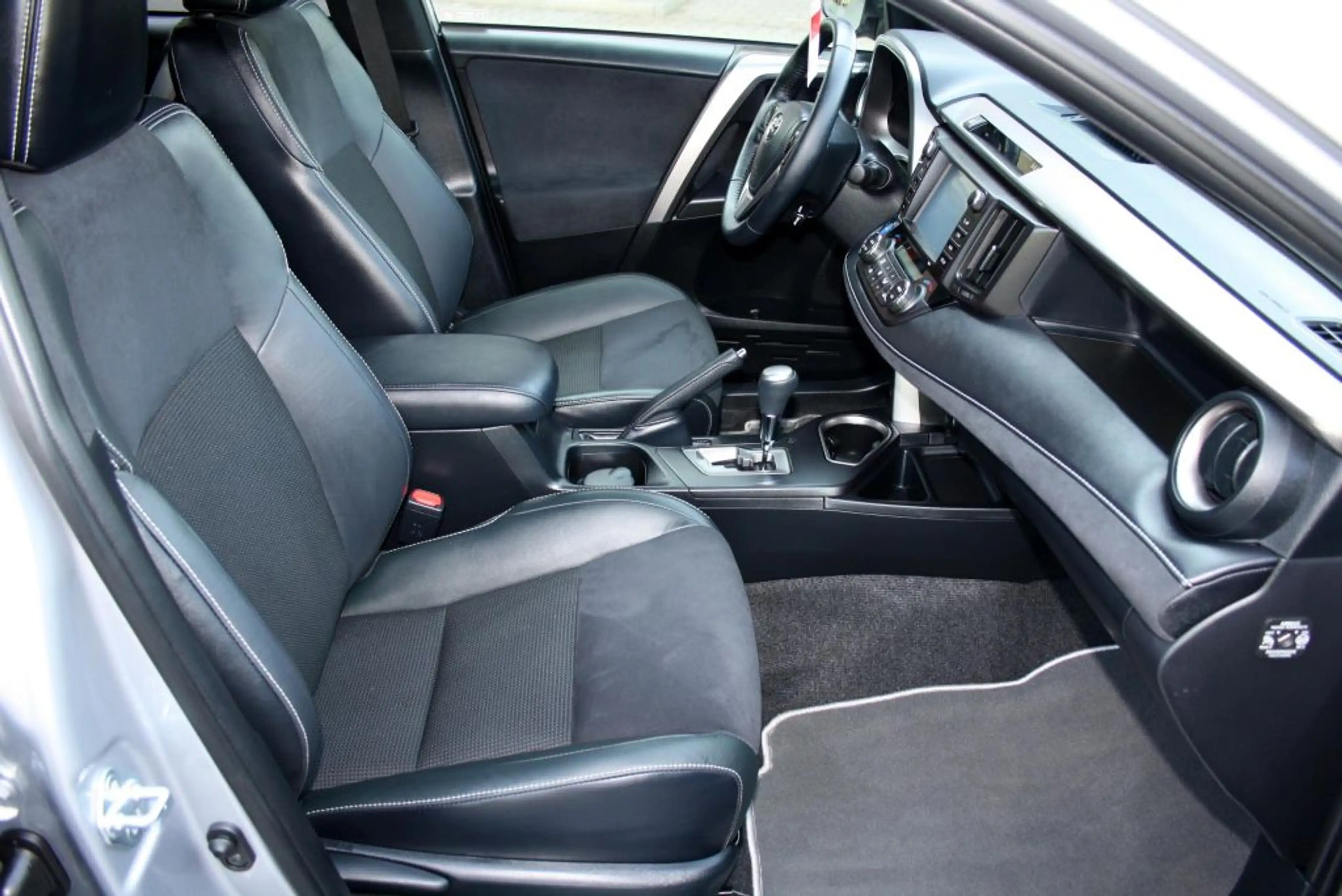 Toyota RAV 4 — photo 11
