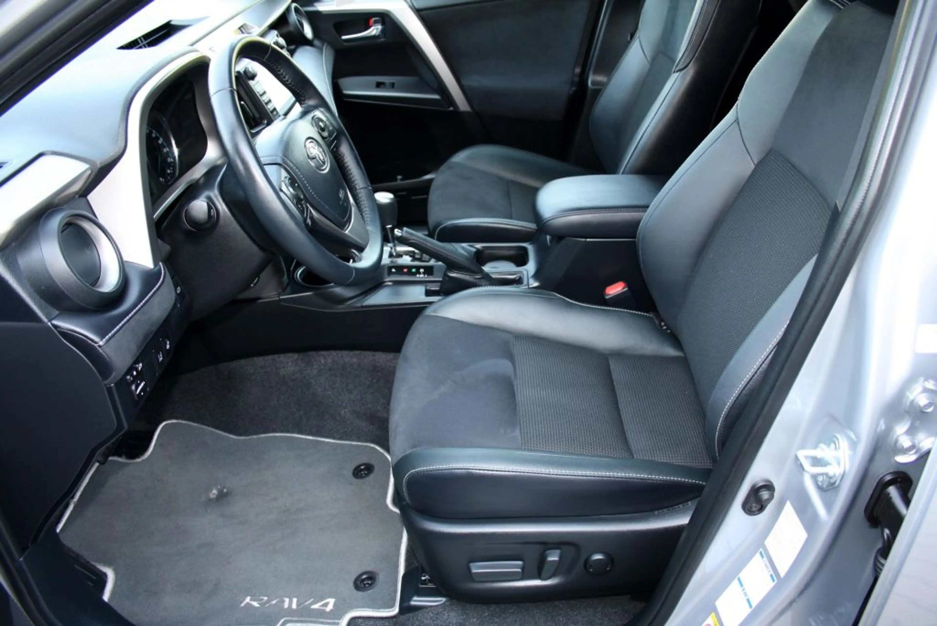 Toyota RAV 4 — photo 10