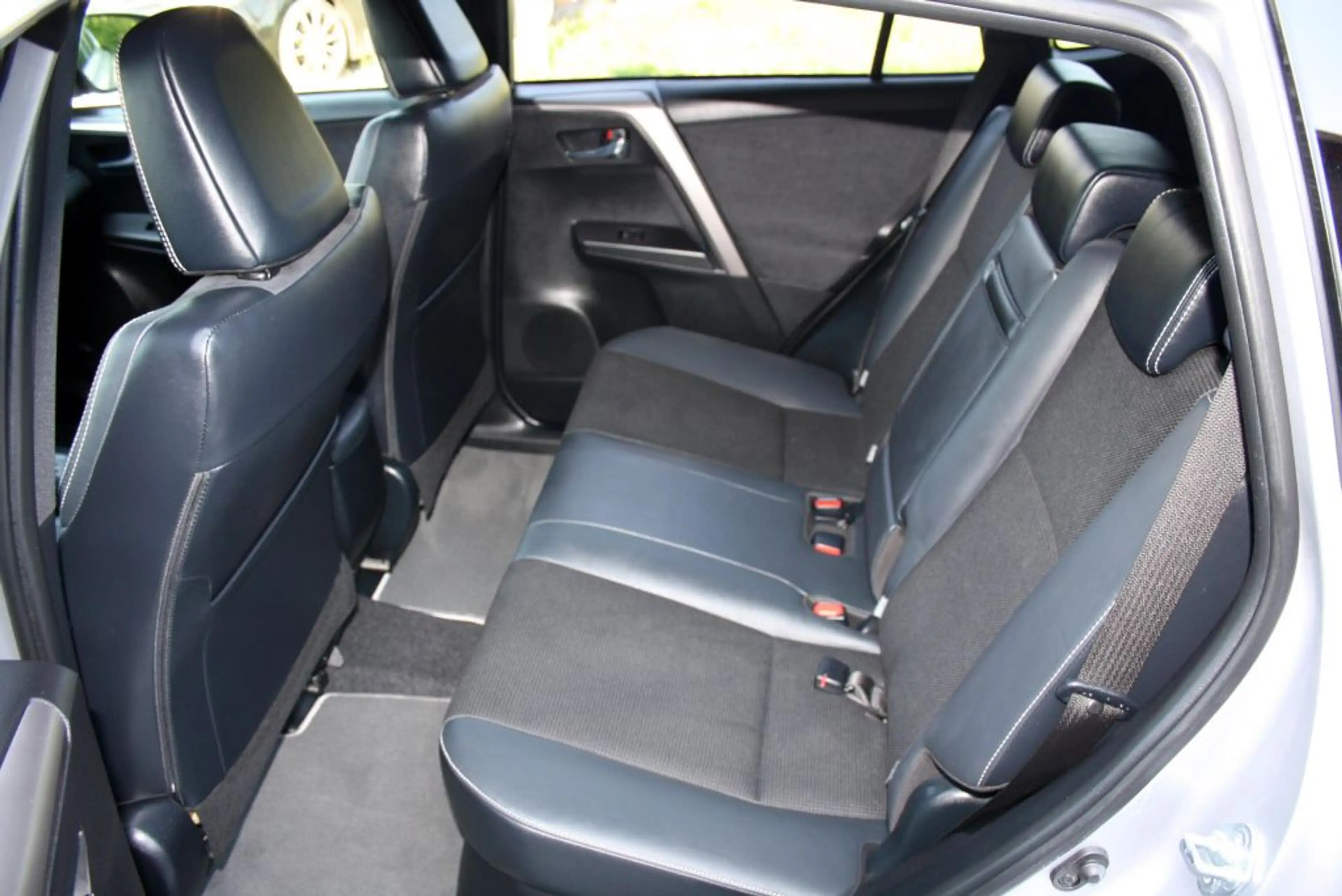 Toyota RAV 4 — photo 12