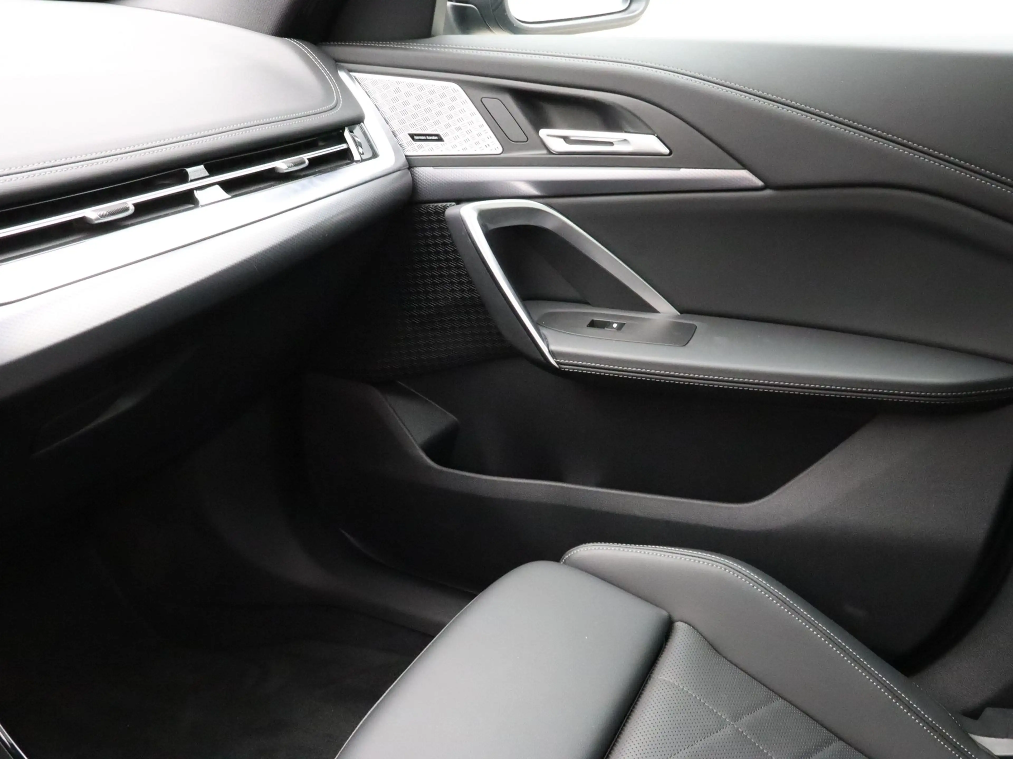 BMW iX1 eDrive20 67 kWh M Sport Edition — photo 15