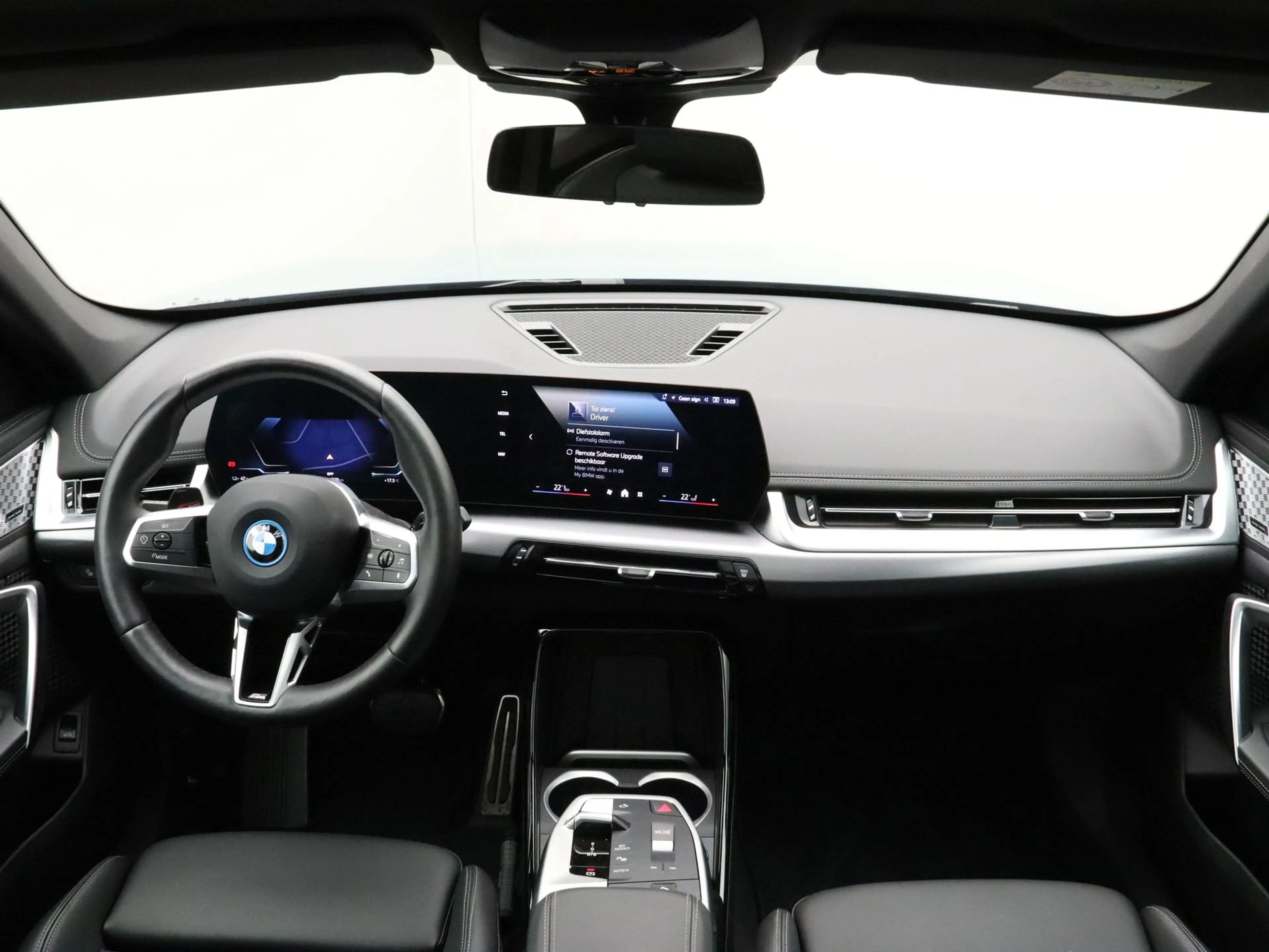 BMW iX1 eDrive20 67 kWh M Sport Edition — photo 13