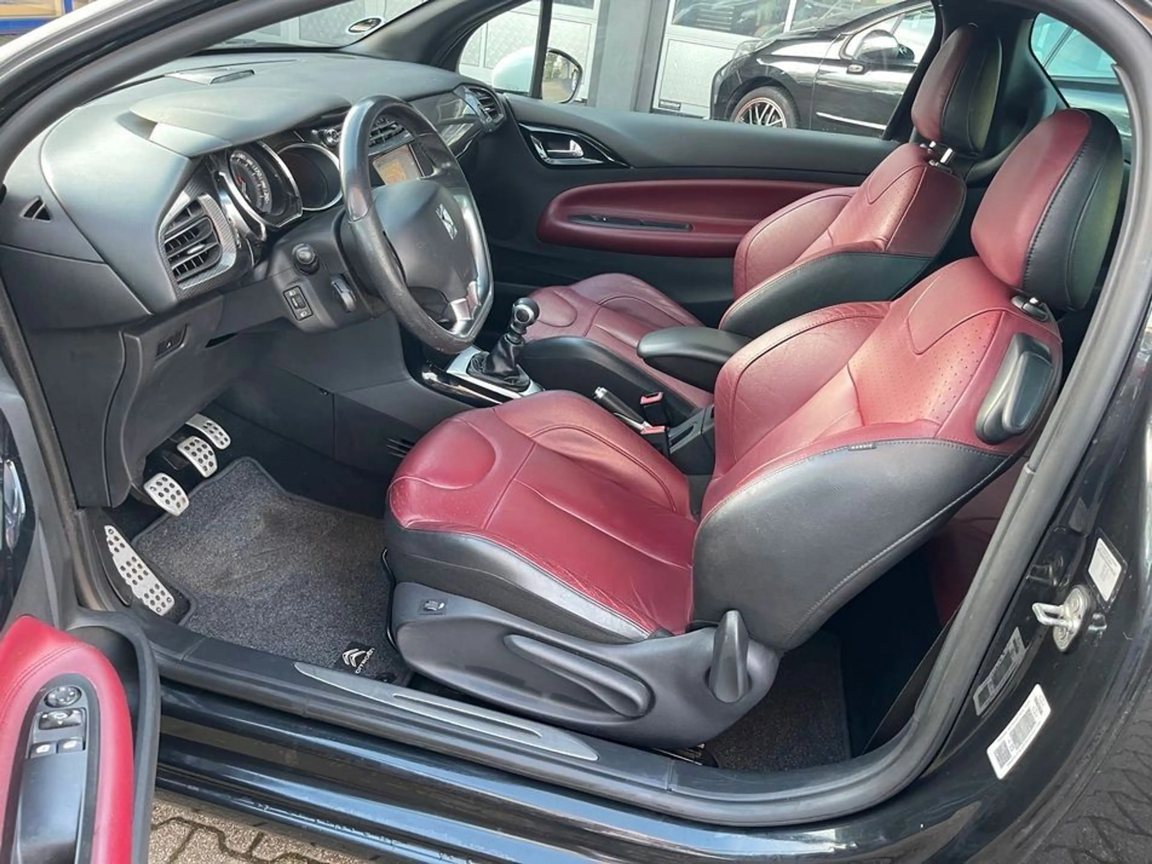 DS Automobiles DS 3 156PS*KLIMAAUTOM*LEDER*NAVI*LM 17"*PDC — photo 3
