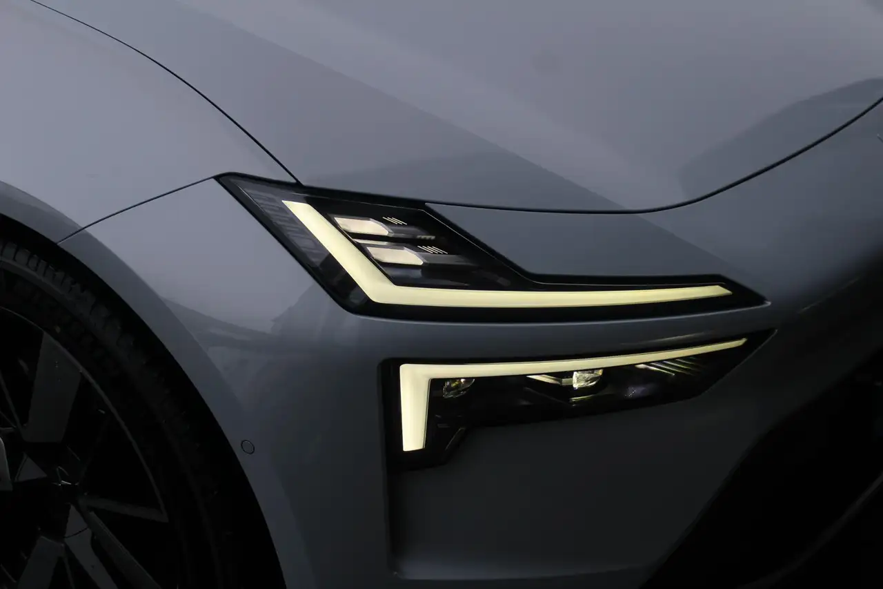Polestar 4 2025