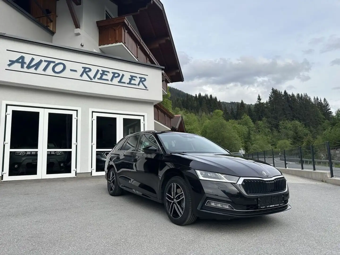 Skoda Octavia Combi 2,0 TDI DSG 4x4 Style AHK Schwarz - 2