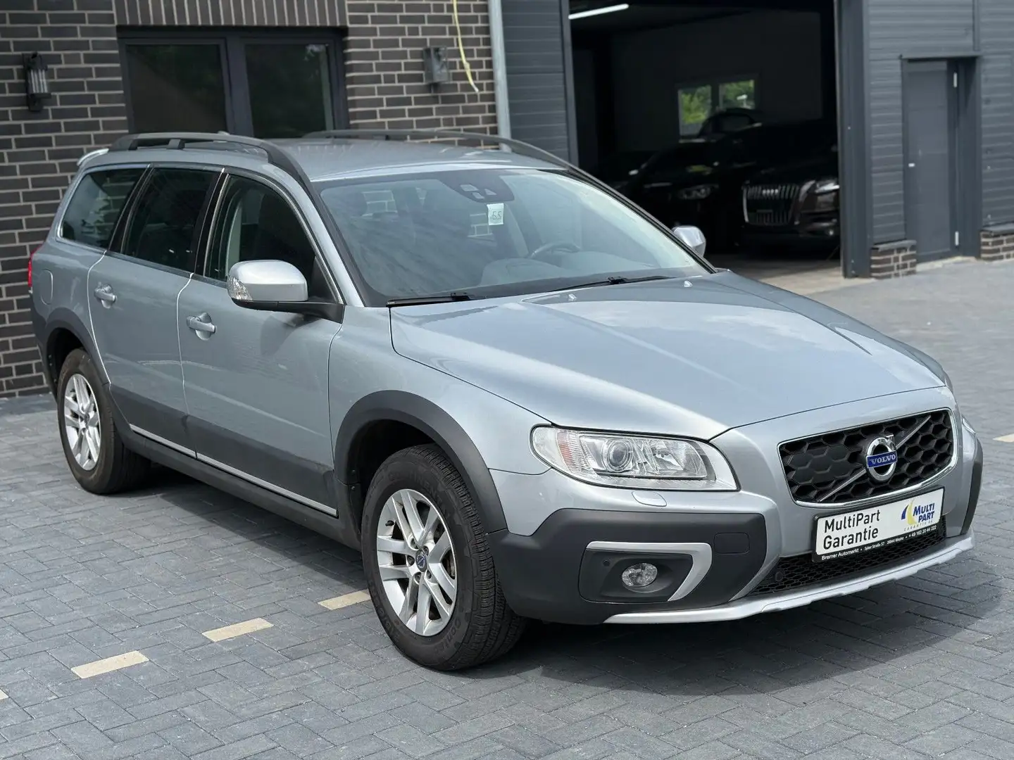 Volvo XC70 Kinetic 2WD*Automatik*Bi-Xenon*AHK*NAVI* Plateado - 1