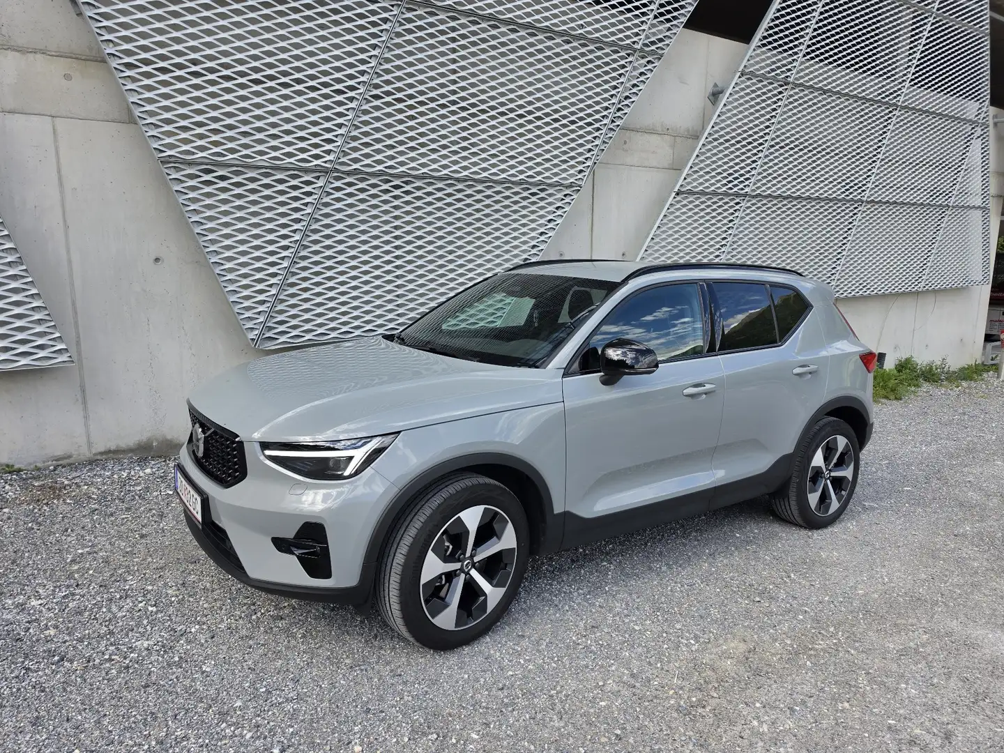 Volvo XC40 B3 Plus Dark Aut. Grau - 1