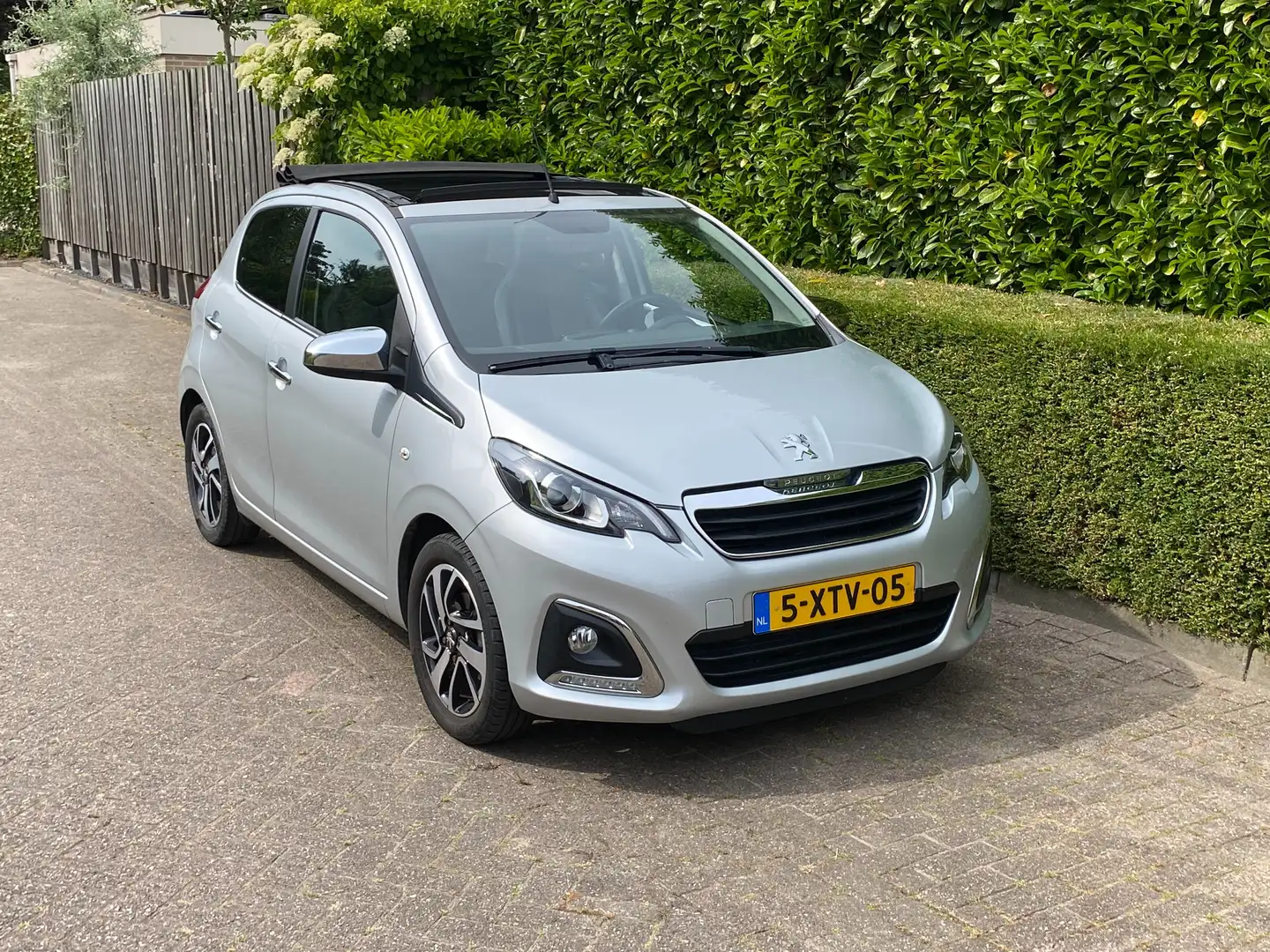 Peugeot 108 108 1.2 VTi Allure Top Stříbrná - 1