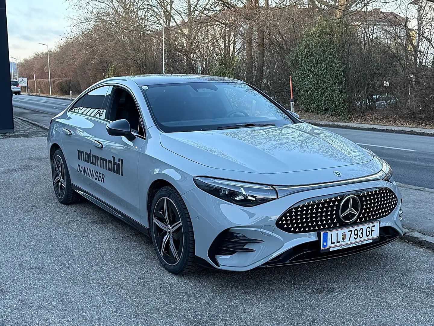 Mercedes-Benz CLA 350 EQ Tech 85kWh 4Matic Grau - 2