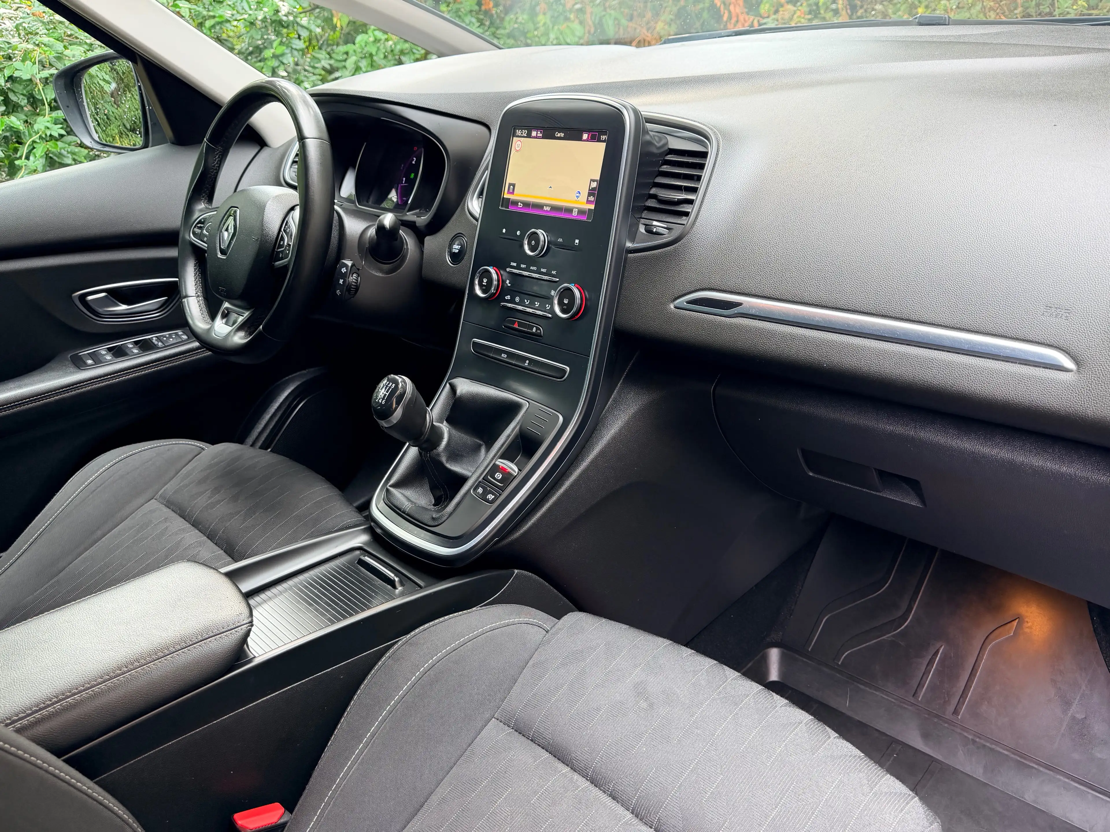 Renault Scenic 1.7 Blue dCi Limited // KEYLESS CRUISE CAMERA // LANE ASSIST — photo 13