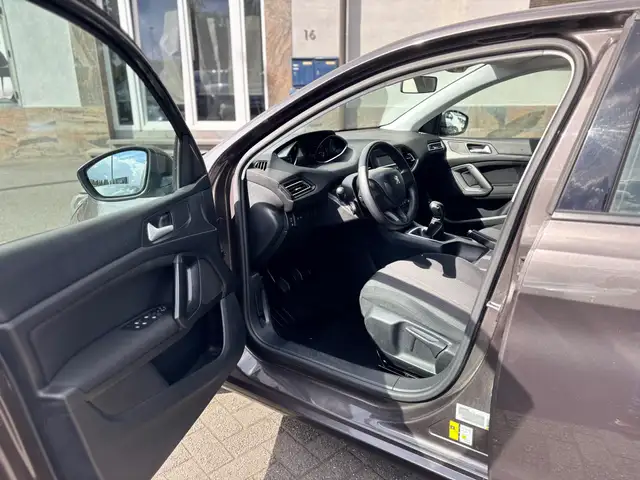 Peugeot 308 view 8