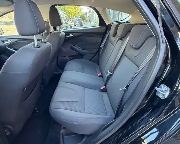 Ford Focus view 12