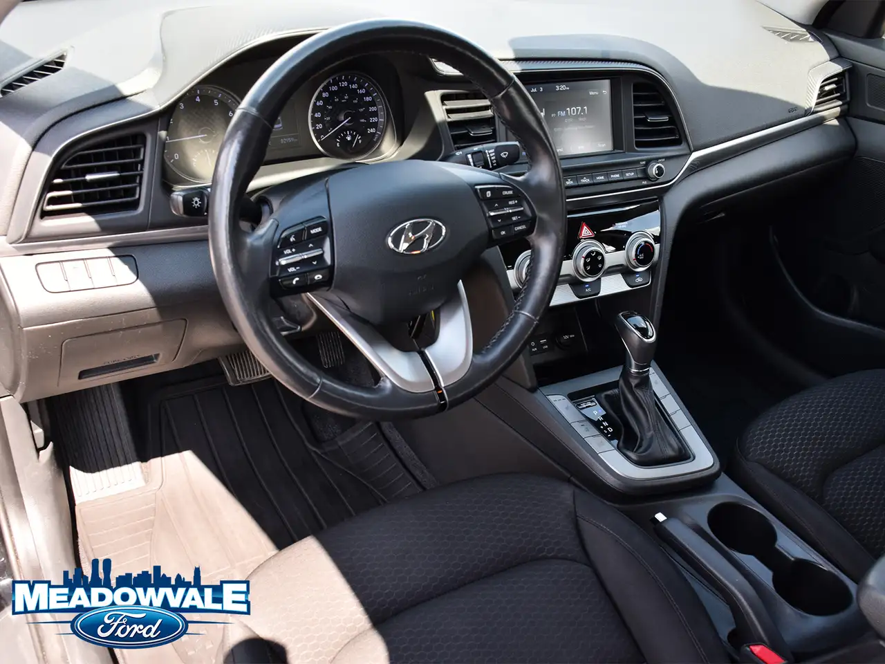 Hyundai ELANTRA photo Hyundai ELANTRA