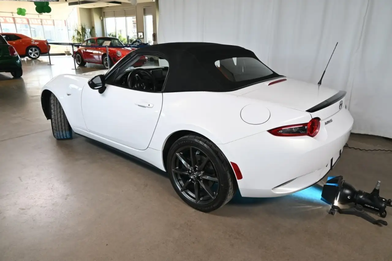 Mazda MX-5 Miata снимка Mazda MX-5 Miata