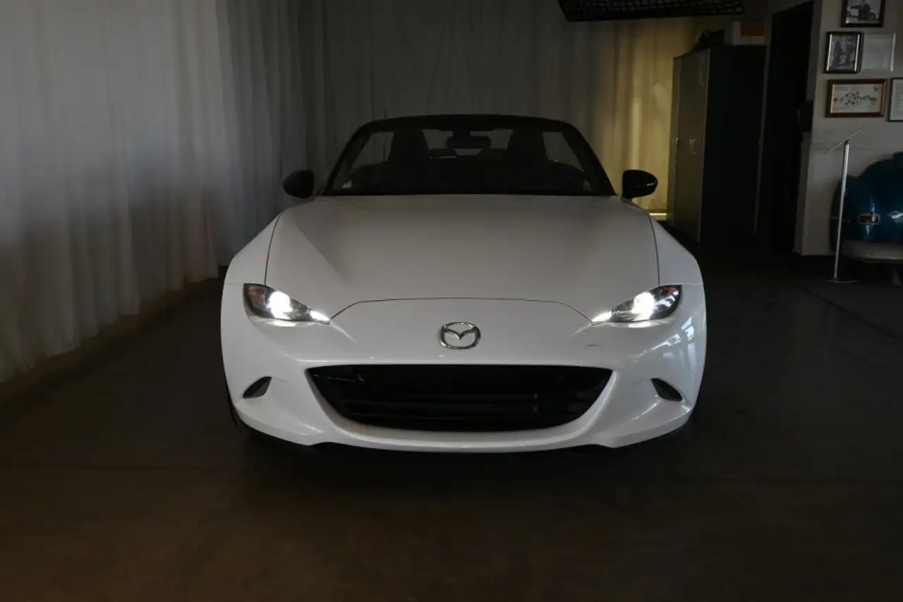 Mazda MX-5 Miata снимка Mazda MX-5 Miata