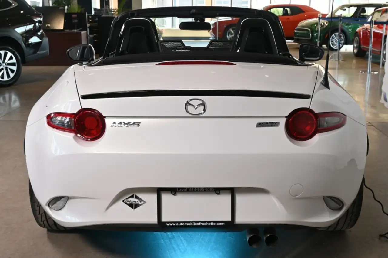 Mazda MX-5 Miata снимка Mazda MX-5 Miata