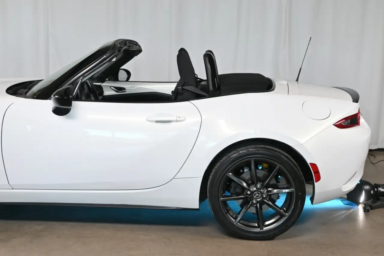 Mazda MX-5 Miata снимка Mazda MX-5 Miata