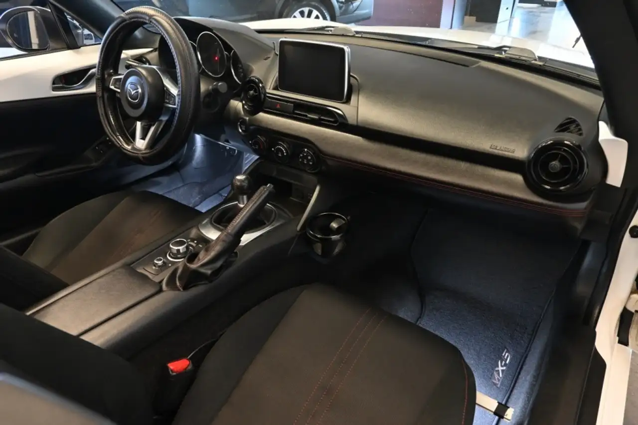Mazda MX-5 Miata снимка Mazda MX-5 Miata