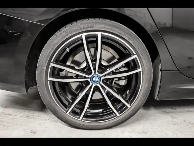 BMW 3 Series view 6
