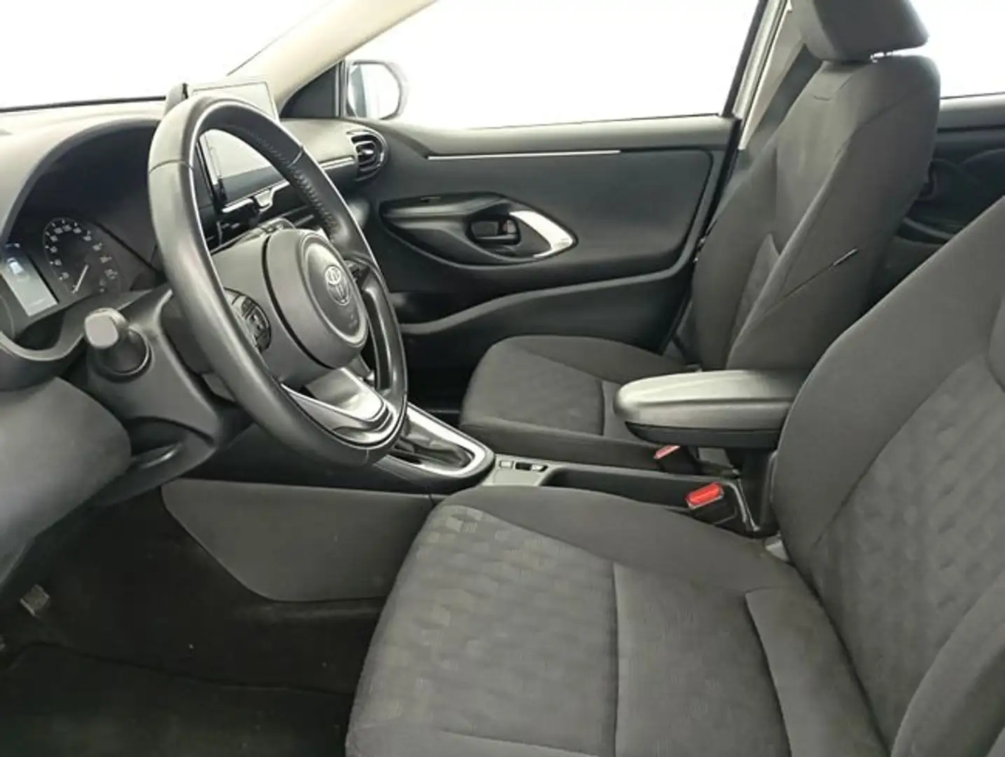 Toyota Yaris 120H 1.5 Active Plus Plateado - 2