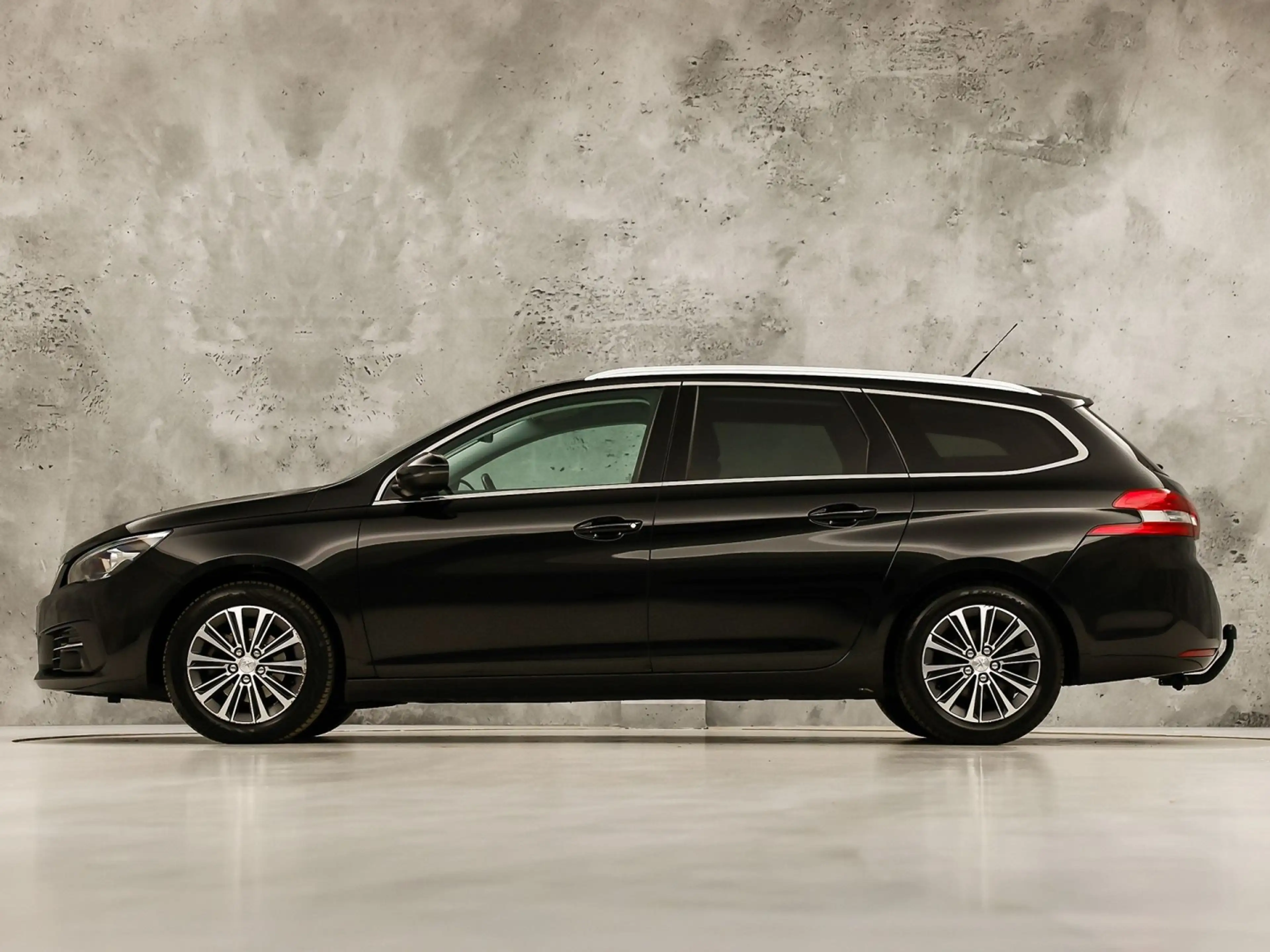 Peugeot 308 SW 1.2 PureTech Premium Sport (VIRTUAL COCKPIT, AP — photo 2