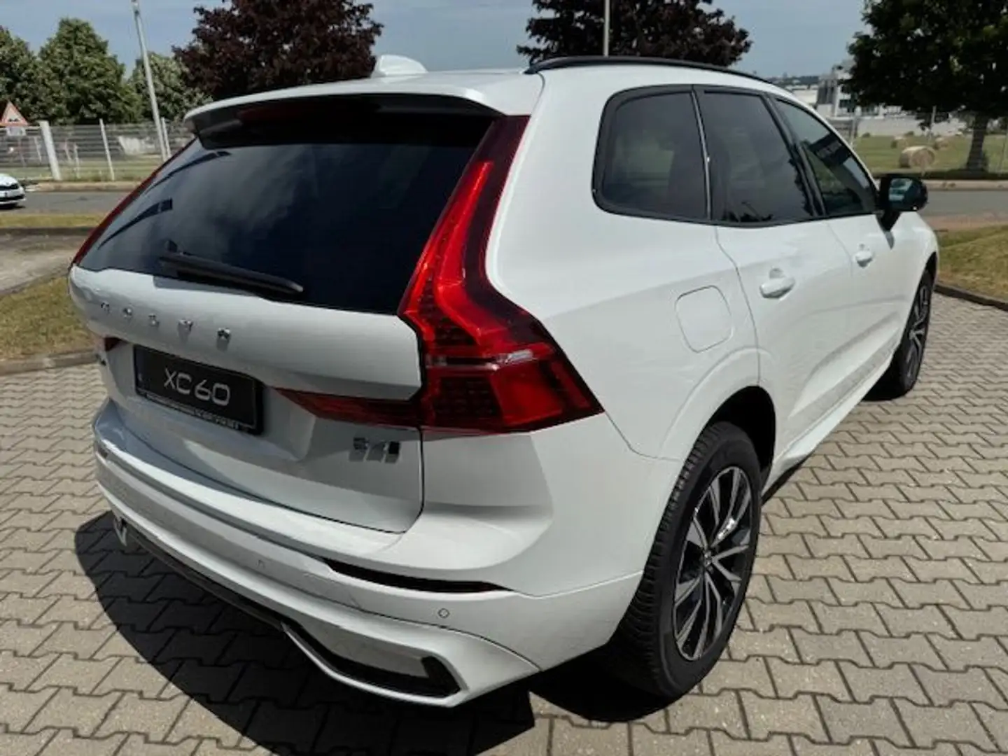 Volvo XC60 B4 D AWD Plus Dark ACC, BLIS, AHK Blanc - 2