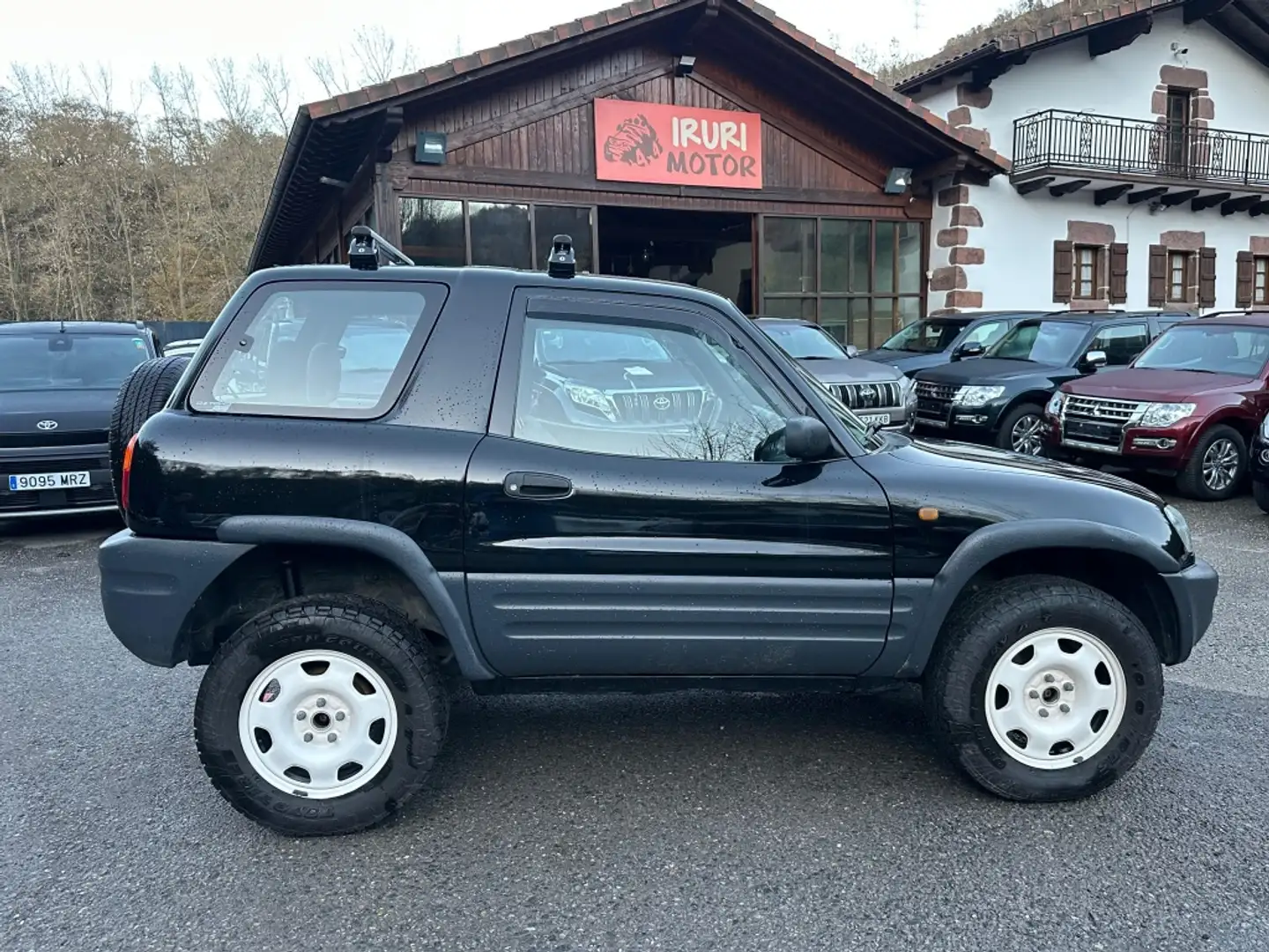 Toyota RAV 4 GX Schwarz - 1