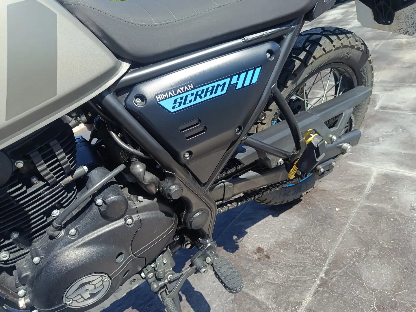 Royal Enfield Scram 411 con cubre Carter maleta trasera y garantía oficial Серый - 2
