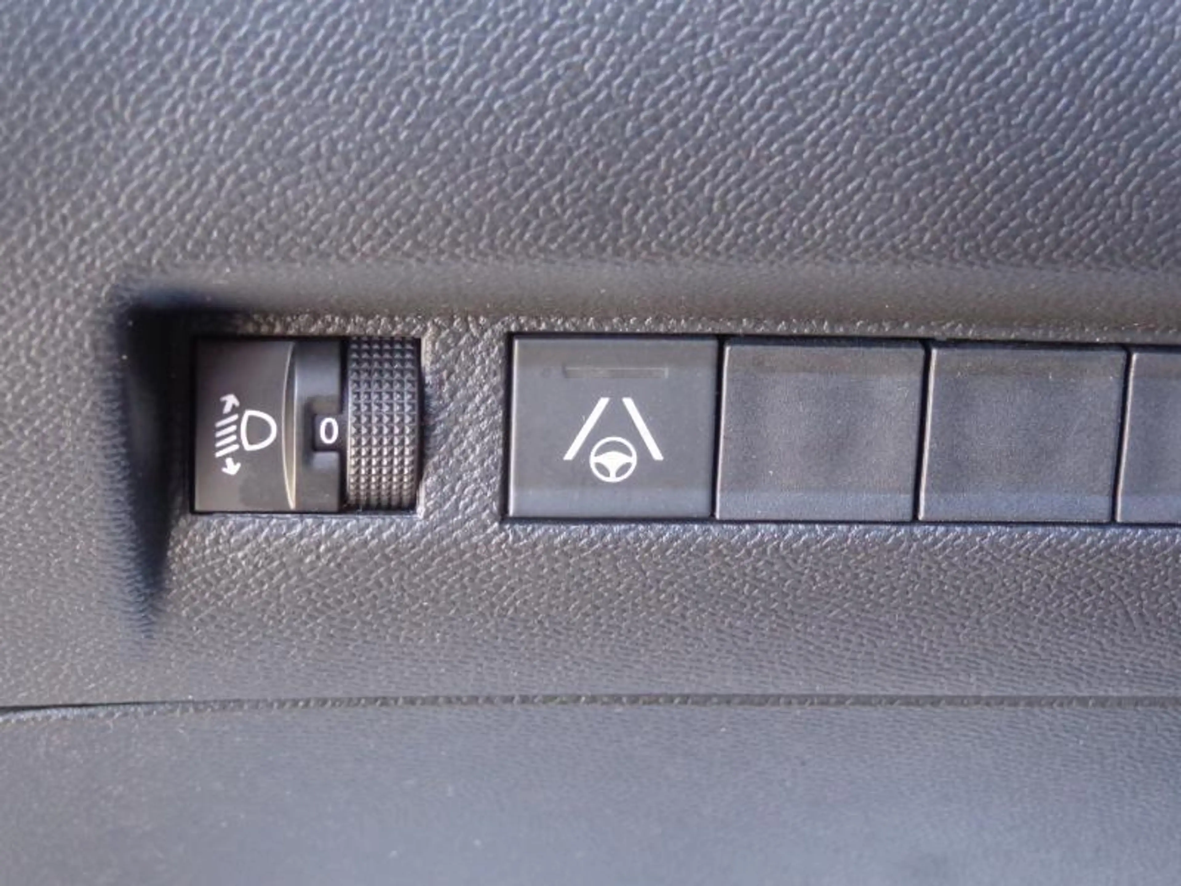 Peugeot e-2008 54Kwh Allure - GPS - Caméra 360° — photo 14